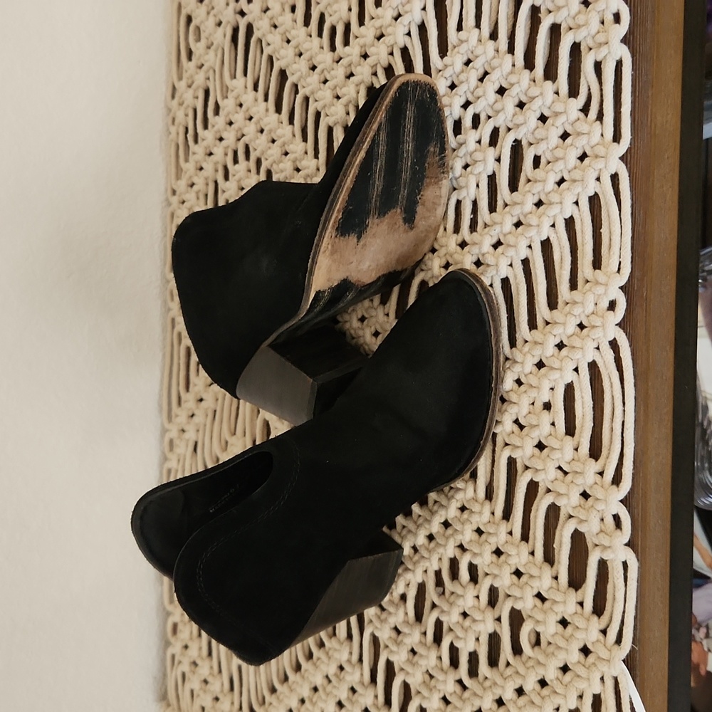 Chinese Laundry mule size 6 leather suede